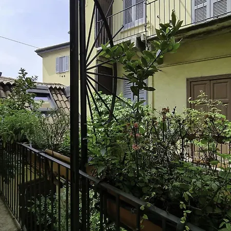 Navigli Canal View * Milánó